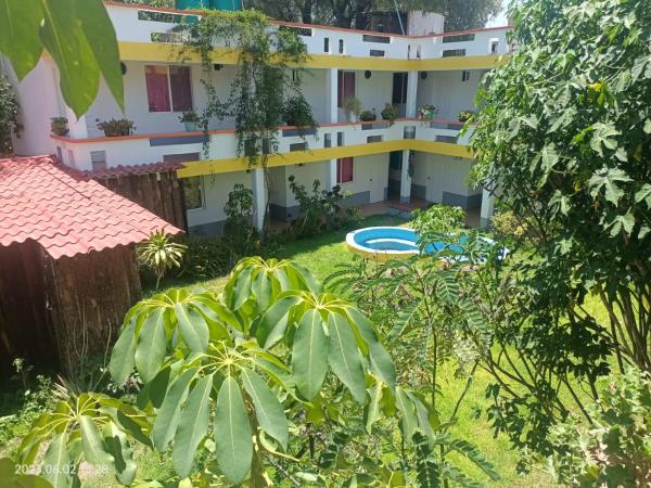 The photo shows the Hotel Posada La Bonita located in the city of Tezontepec de Aldama.