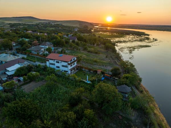 På billedet ses objektet Laguna Nuferilor Habitat beliggende i byen Parcheş.
