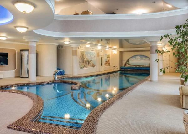 En la foto se muestra el objeto Villa with pool and garden ubicado en la ciudad de Glibivka.