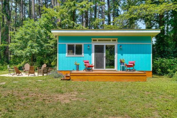 A la foto es mostra l'objecte 2 Mi to Duke University: Durham Tiny Home! situat a la ciutat de Durham.