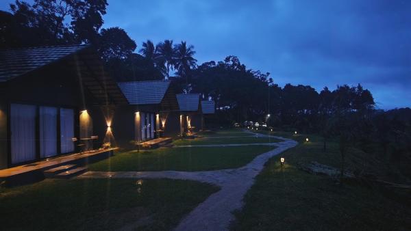 På billedet ses objektet Bendheka - Cliff Front Cottages Coorg beliggende i byen Gonikoppal.