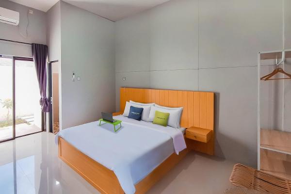 The photo shows the Urbanview Hotel Griya Menteng Palangkaraya by RedDoorz located in the city of Tumbangrungan.