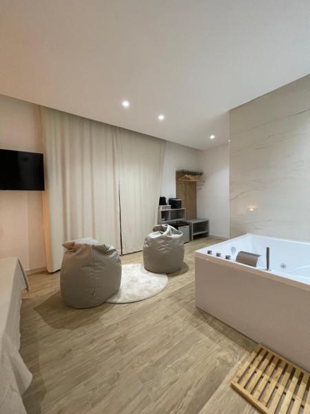 På billedet ses objektet Luxury - 5 Stars - Suite with a jacuzzi 70's rooms beliggende i byen Trapani.