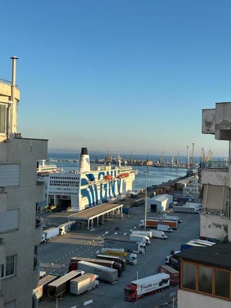 På billedet ses objektet Vintage Sea-View Apartment in Centre Durres beliggende i byen Durrës.