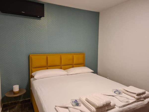 A la foto es mostra l'objecte Casa Cristiano situat a la ciutat de Sutomore.