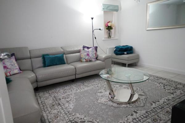 Foto 3: Nirvana - 4 Bedroom Luxury Home ideal for Holidays, Executives and Contractors