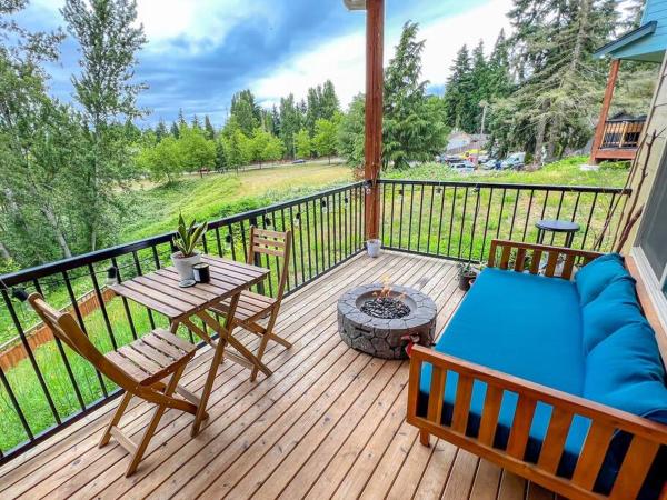 På bilden syns objektet Lush Green Paradise, Fire-pit som ligger i staden Seattle.