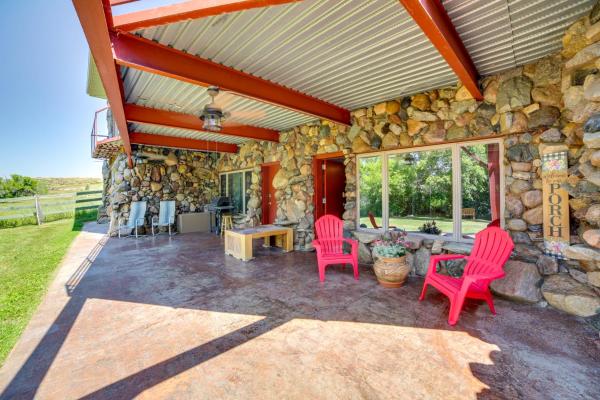 A la foto es mostra l'objecte Cozy Great Falls Studio on the Missouri River! situat a la ciutat de Belt.