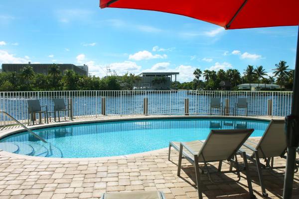 A la foto es mostra l'objecte Intracoastal sunsets condo building with 2 beds or 1 bed units private heated pool situat a la ciutat de Pompano Beach.