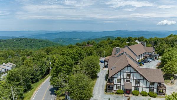 照片显示了位于Beech Mountain市的榉木山四季宾馆物件。