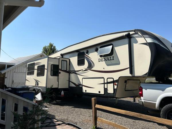 Na fotografii je vidět objekt Gorgeous Denali 5th Wheel Delight! nacházející se ve městě Walla Walla.