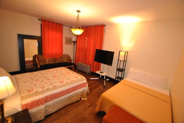 A la foto es mostra l'objecte EWR AIRPORT Multilevel Guest House Room with 2-3 Beds situat a la ciutat de Newark.