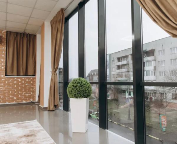 照片显示了位于Bushtyno市的PANORAMA HOTEL物件。