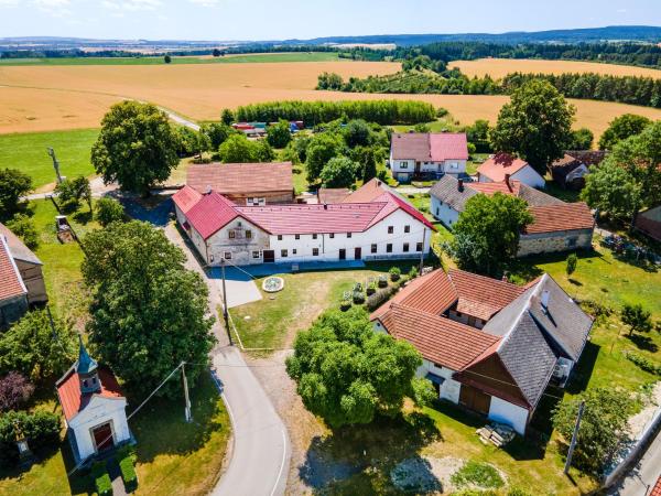Na fotografii je vidět objekt Statek Biobýt nacházející se ve městě Proseč.