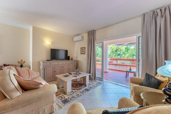 Nella foto è visibile l'oggetto 2 BDR W/Balcony in Vale do Lobo by LovelyStay situato nella città di Almancil.