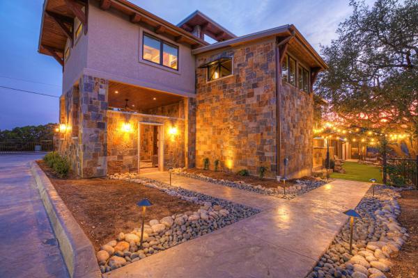 Nella foto è visibile l'oggetto Luxury Hill Country Villa with Pool-Hot tub-Views situato nella città di Sattler.