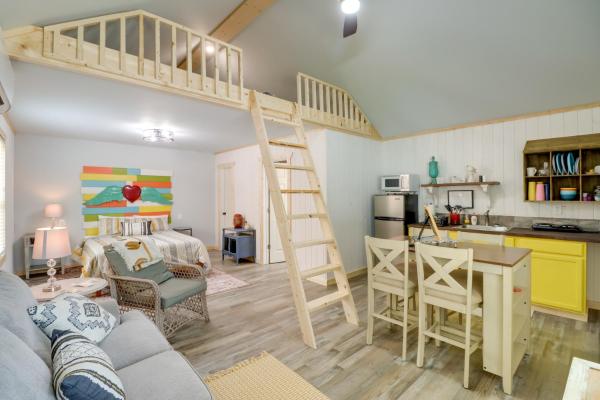A la foto es mostra l'objecte Cozy Studio Cabin about 1 Mi to Greers Ferry Lake! situat a la ciutat de Higden.