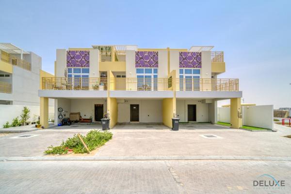 Na fotografii je vidět objekt Magnificent 3BR Townhouse at DAMAC Hills 2, Dubailand by Deluxe Holiday Homes nacházející se ve městě Dubaj.