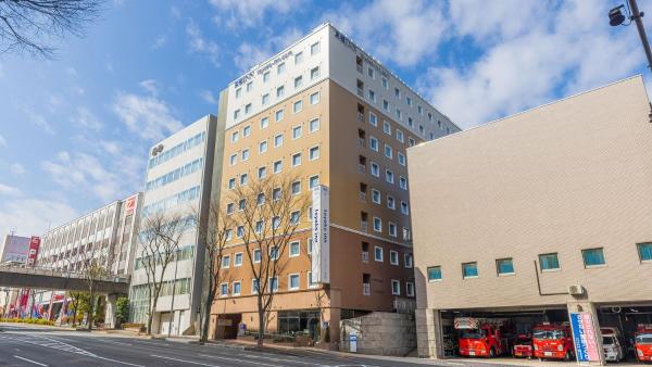 Auf dem Foto ist das Objekt Toyoko Inn Yokohama Shiei-chikatetsu Center Minami-eki in der Stadt Shin-yoshidachō zu sehen.