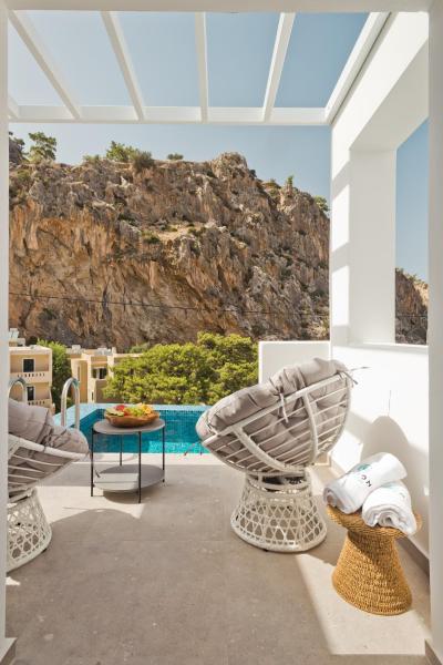 Na zdjęciu widoczny jest obiekt Enilion Luxury Suites położony w mieście Kyra Panagia.