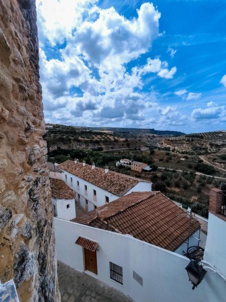 La photo montre l'objet CASA PUERTA ARABE situé dans la ville de Setenil de las Bodegas.