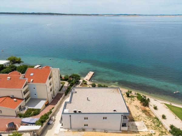 Na zdjęciu widoczny jest obiekt Beachfront Apartments Tić with Seaview położony w mieście Miletići.