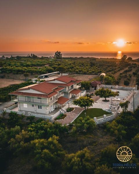 På billedet ses objektet Terra Hélios Suites & Studios beliggende i byen Rákhai.