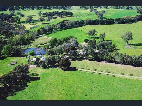 The photo shows the Glenisla Farm House near Benalla located in the city of Warrenbayne.