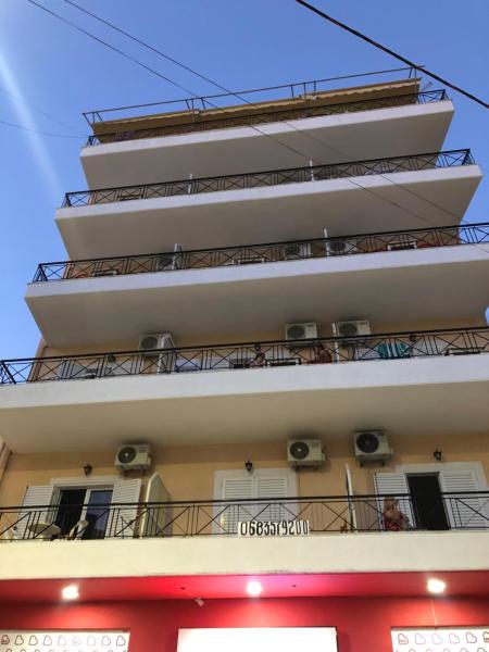 A la foto es mostra l'objecte Center Hotel Piro situat a la ciutat de Himare.