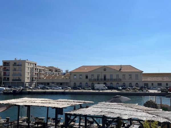 A la foto es mostra l'objecte L'Appartement sur quai - en face de la Criée situat a la ciutat de Sète.