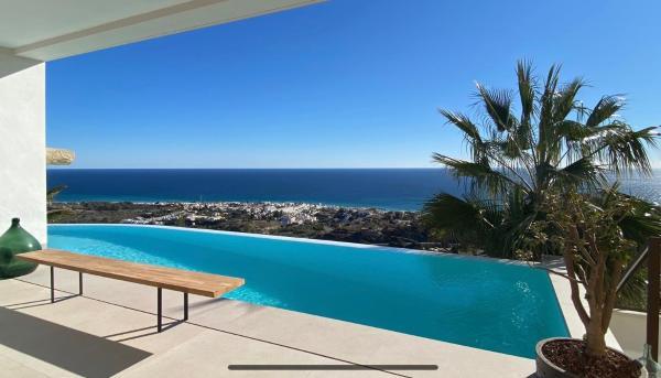 写真にはモハカル市にあるLa Paratá Suites Mojácarが写っています。