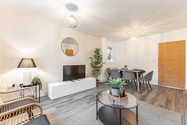 Nella foto è visibile l'oggetto Heathrow House with Parking - Sleeps 5 near M25, Virginia Water, Thorpe Park & Legoland, Mid To Long Term Bookings Welcome situato nella città di Stanwell.