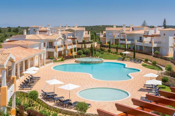 Na zdjęciu widoczny jest obiekt NAU Salema Beach Village położony w mieście Salema.