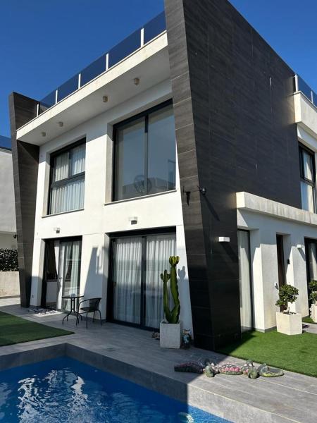 A la foto es mostra l'objecte Brilliant Villa situat a la ciutat de Balsares.