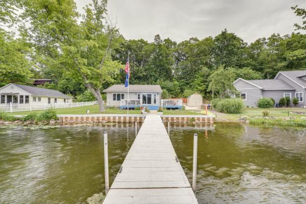 På billedet ses objektet Charming Battle Creek Cottage with Dock! beliggende i byen Delton.