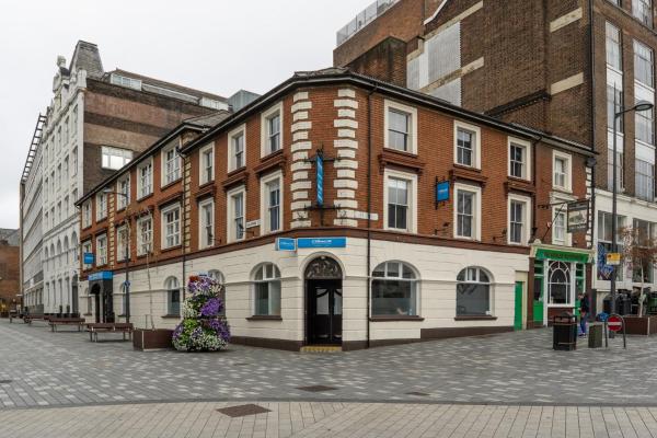 Na fotografii je vidět objekt CiTi Hotel London Luton nacházející se ve městě Luton.