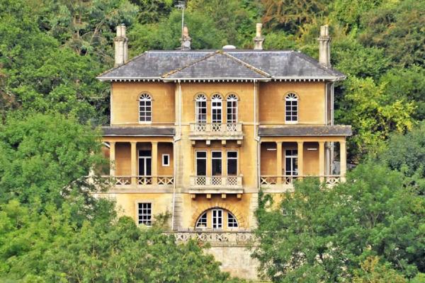 Nella foto è visibile l'oggetto Fantastic historic Georgian villa, + tennis court. situato nella città di Bath.