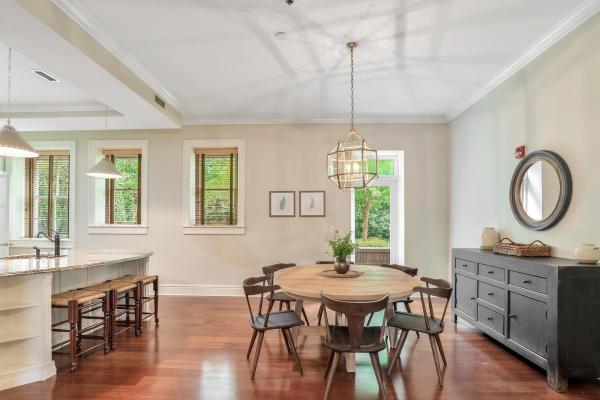 A la foto es mostra l'objecte 8 Village Lane 100 situat a la ciutat de Biltmore Forest.