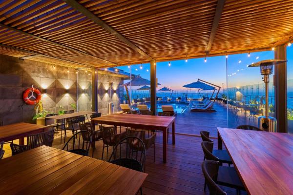 Na zdjęciu widoczny jest obiekt City Express Plus by Marriott Ensenada położony w mieście La Playita.