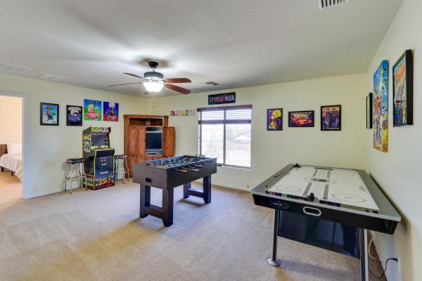 A la foto es mostra l'objecte Cheerful Maricopa Gem with Home Theater and Game Room! situat a la ciutat de Maricopa.