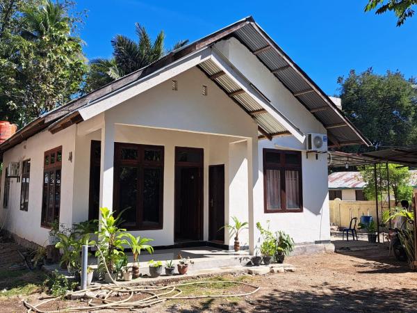 Auf dem Foto ist das Objekt Riung Tiga Empat Tujuh Guesthouse in der Stadt Lengkoajang zu sehen.