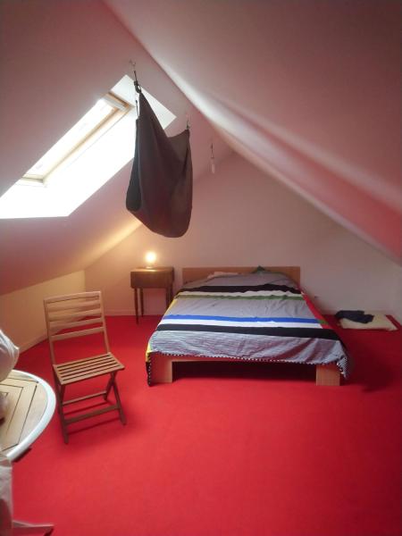 Na zdjęciu widoczny jest obiekt chambre chez l'habitant rouge maison ancienne położony w mieście Presly.
