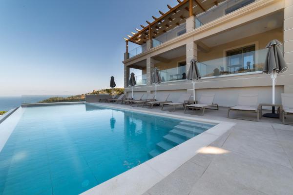 På billedet ses objektet Sky View Suites Kefalonia beliggende i byen Vovikes.