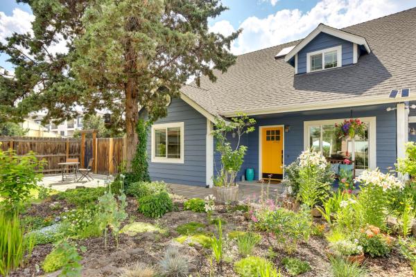 La photo montre l'objet Colorful Bend Home with Yard and Fire Pit! situé dans la ville de Bend.