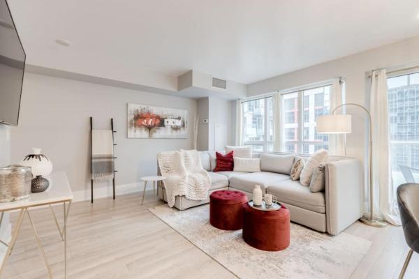 Na fotografii je vidět objekt Stunning 1BR and Den Sleeps 6 Steps From CN Tower nacházející se ve městě Toronto.