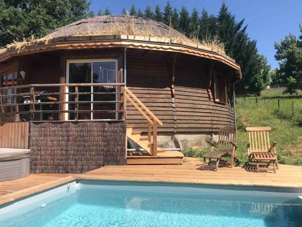 Nella foto è visibile l'oggetto Maison ronde atypique en bois situato nella città di Trévien.