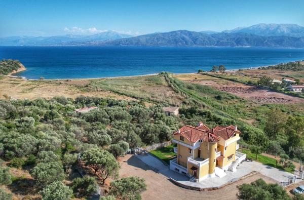 Na fotografii je vidět objekt Majestic View Resort nacházející se ve městě Nafpaktos.