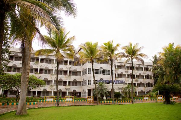 A la foto es mostra l'objecte Naveen Residency situat a la ciutat de Amargol.