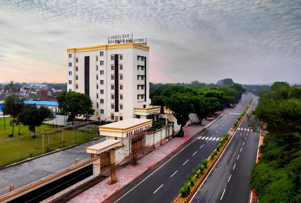 A la foto es mostra l'objecte Hotel SKS Grand Palace-Vrindāvan situat a la ciutat de Vrindāvan.