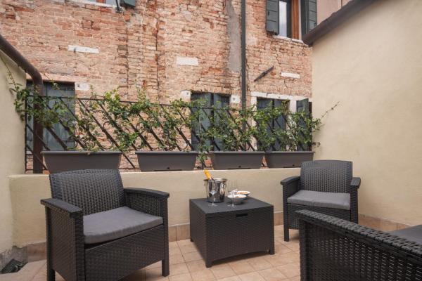 Sant'Aponal Cozy Apartment with Balcony R&R, Venice